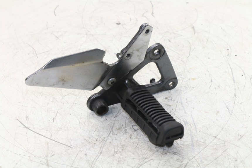 photo de FRONT RIGHT FOOTREST MOUNT SUZUKI GS / GSE 500 (1990 - 2000)