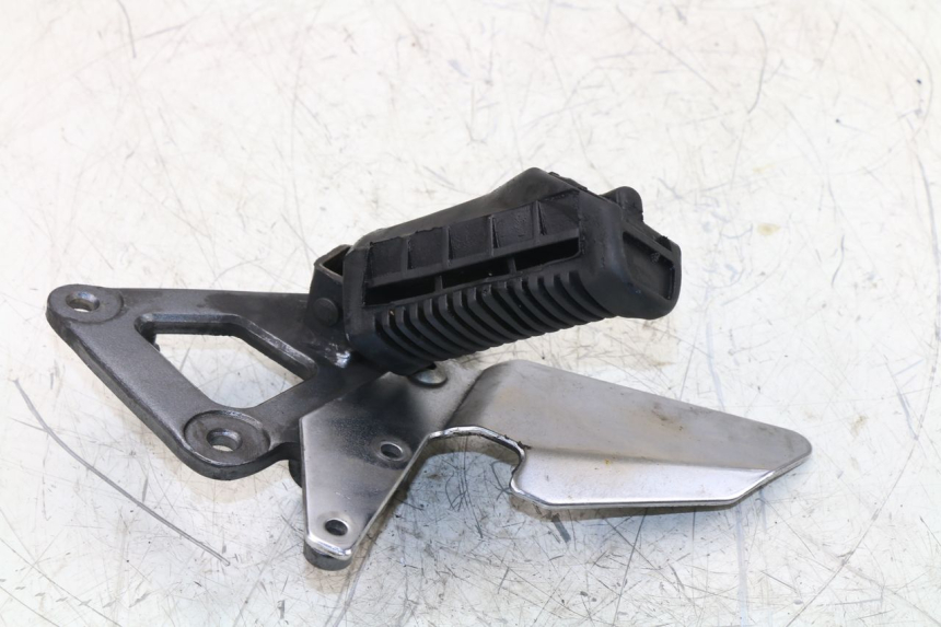 photo de FRONT RIGHT FOOTREST MOUNT SUZUKI GS / GSE 500 (1990 - 2000)