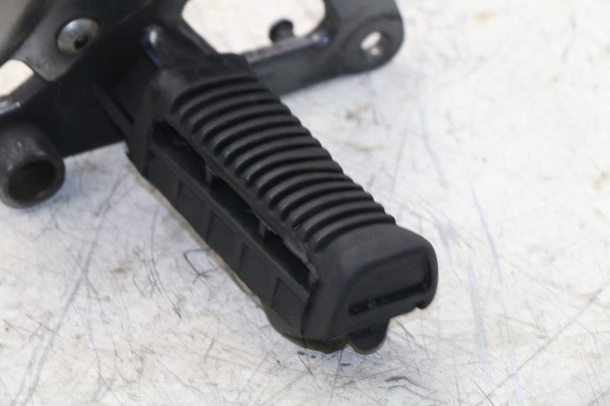 photo de FRONT RIGHT FOOTREST MOUNT SUZUKI GS / GSE 500 (1990 - 2000)
