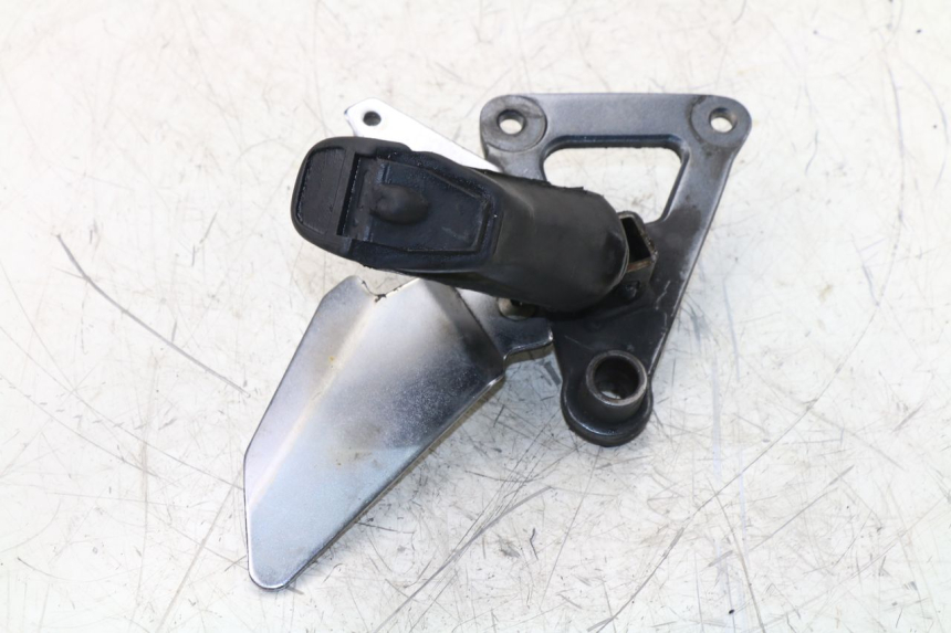 photo de FRONT RIGHT FOOTREST MOUNT SUZUKI GS / GSE 500 (1990 - 2000)