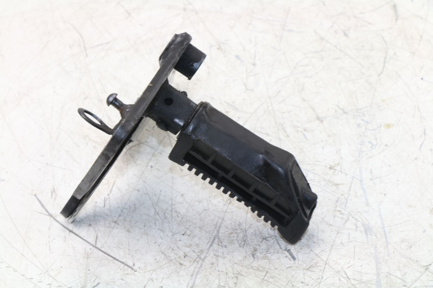 photo de FRONT RIGHT FOOTREST MOUNT SUZUKI GS / GSE 500 (1990 - 2000)