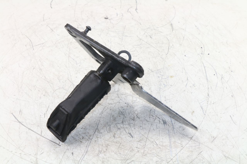 photo de FRONT RIGHT FOOTREST MOUNT SUZUKI GS / GSE 500 (1990 - 2000)