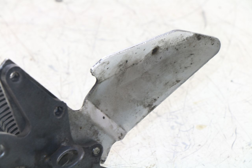 photo de FRONT RIGHT FOOTREST MOUNT SUZUKI GS / GSE 500 (1990 - 2000)