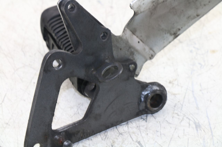 photo de FRONT RIGHT FOOTREST MOUNT SUZUKI GS / GSE 500 (1990 - 2000)