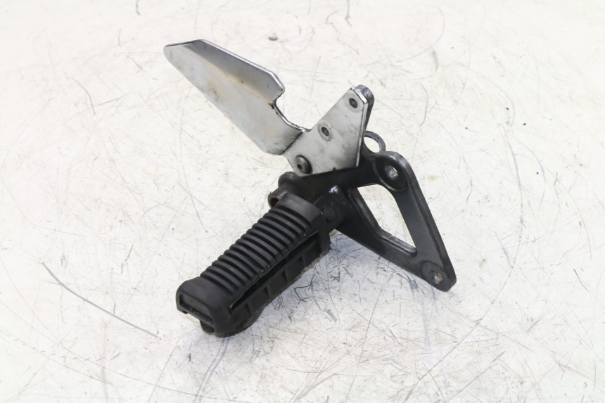 photo de FRONT RIGHT FOOTREST MOUNT SUZUKI GS / GSE 500 (1990 - 2000)