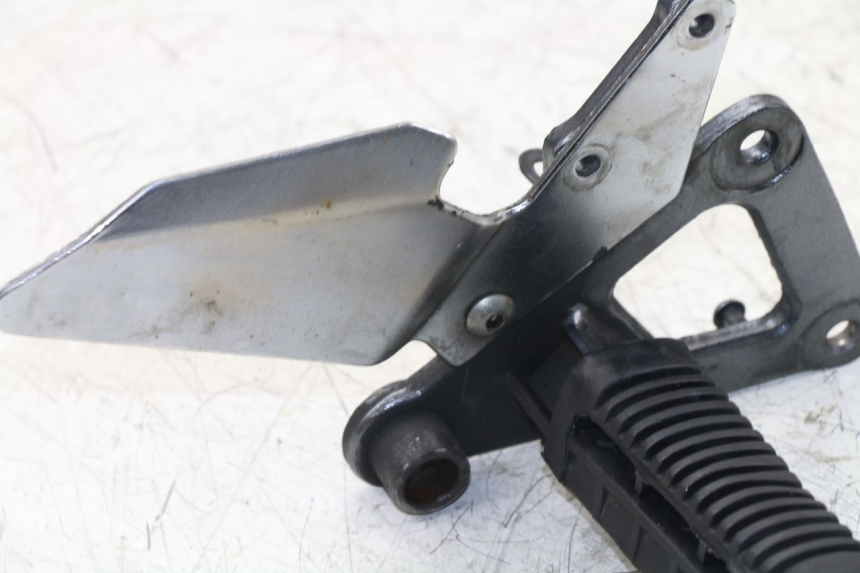 photo de FRONT RIGHT FOOTREST MOUNT SUZUKI GS / GSE 500 (1990 - 2000)