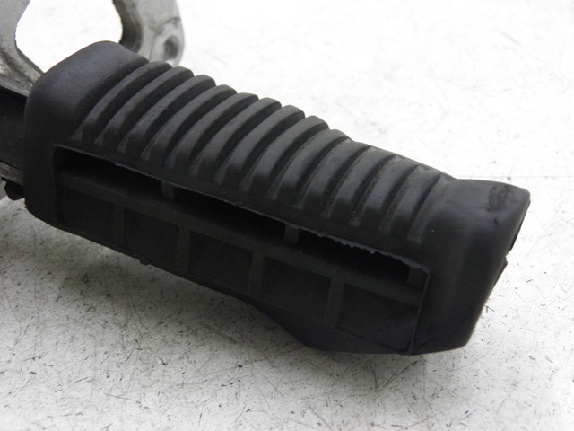 photo de FRONT RIGHT FOOTREST MOUNT SUZUKI GS GSE 500 (2001 - 2003)