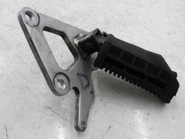 photo de FRONT RIGHT FOOTREST MOUNT SUZUKI GS GSE 500 (2001 - 2003)