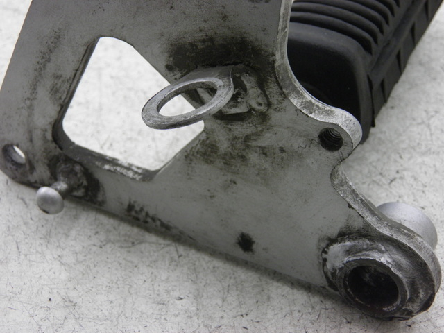 photo de FRONT RIGHT FOOTREST MOUNT SUZUKI GS GSE 500 (2001 - 2003)