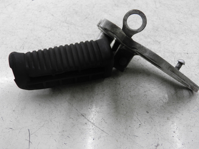 photo de FRONT RIGHT FOOTREST MOUNT SUZUKI GS GSE 500 (2001 - 2003)