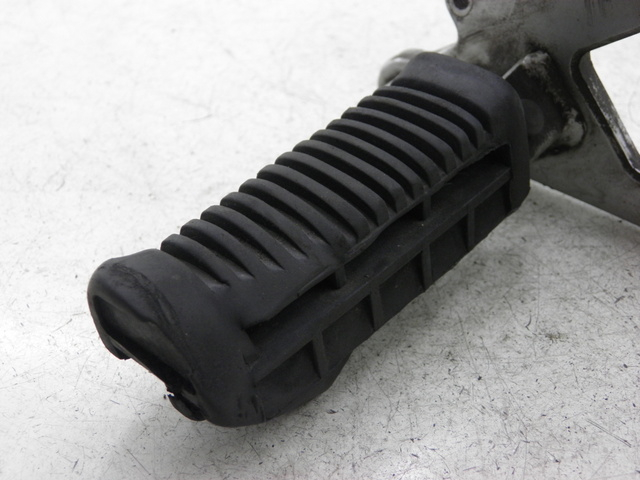 photo de FRONT RIGHT FOOTREST MOUNT SUZUKI GS GSE 500 (2001 - 2003)