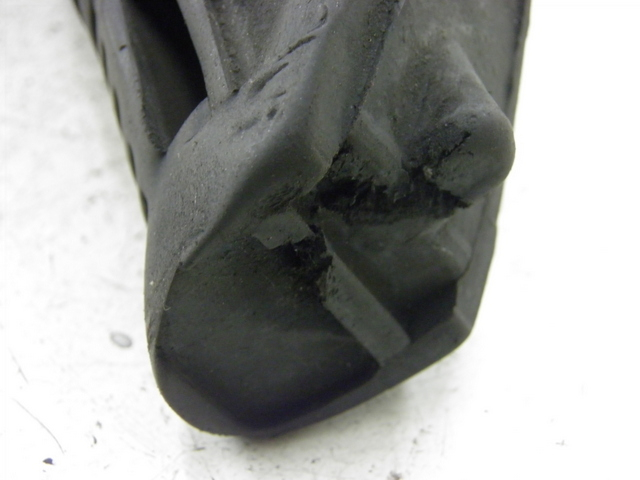 photo de FRONT RIGHT FOOTREST MOUNT SUZUKI GS GSE 500 (2001 - 2003)