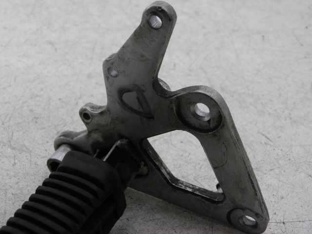 photo de FRONT RIGHT FOOTREST MOUNT SUZUKI GS GSE 500 (2001 - 2003)