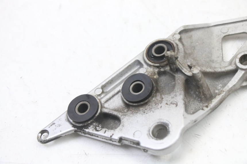 photo de FRONT RIGHT FOOTREST MOUNT SUZUKI GSX F GSXF 650 (2007 - 2015)
