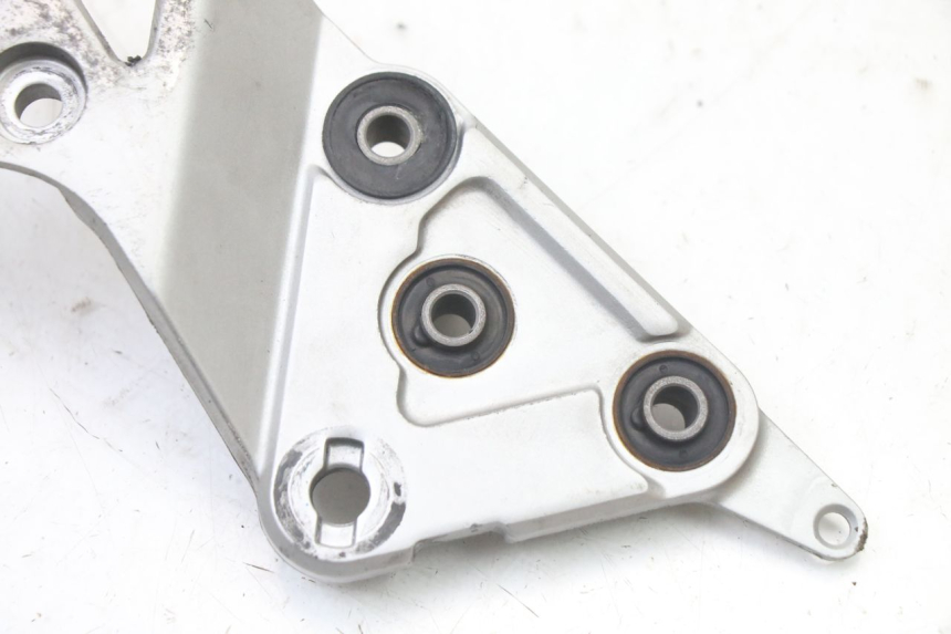photo de FRONT RIGHT FOOTREST MOUNT SUZUKI GSX F GSXF 650 (2007 - 2015)