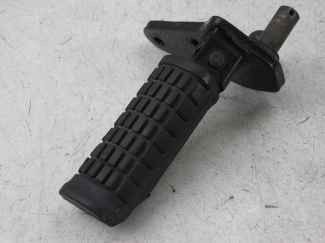 photo de FRONT RIGHT FOOTREST MOUNT SUZUKI GZ MARAUDER 125 (1998 - 2004)