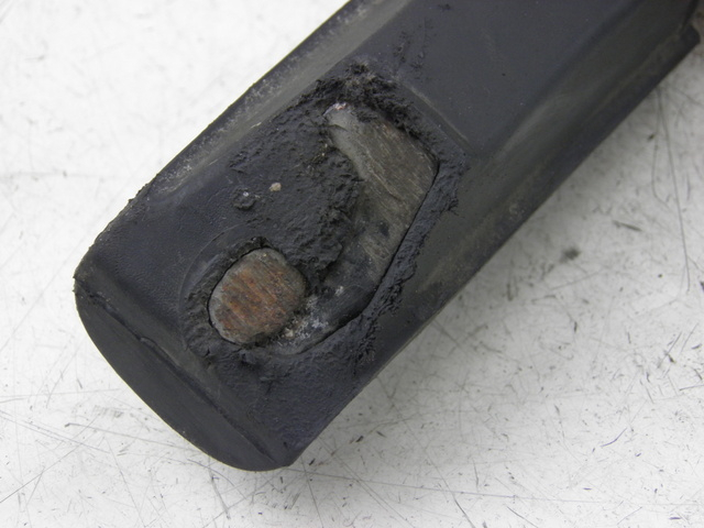 photo de FRONT RIGHT FOOTREST MOUNT SUZUKI GZ MARAUDER 125 (1998 - 2004)