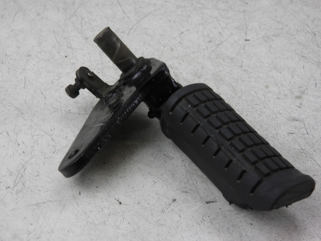 photo de FRONT RIGHT FOOTREST MOUNT SUZUKI GZ MARAUDER 125 (1998 - 2004)