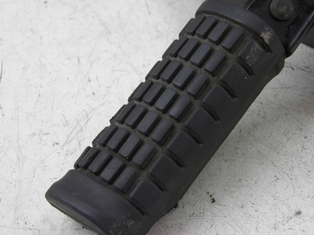 photo de FRONT RIGHT FOOTREST MOUNT SUZUKI GZ MARAUDER 125 (1998 - 2004)