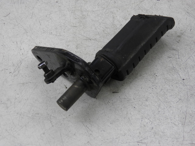 photo de FRONT RIGHT FOOTREST MOUNT SUZUKI GZ MARAUDER 125 (1998 - 2004)