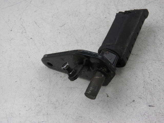photo de FRONT RIGHT FOOTREST MOUNT SUZUKI GZ MARAUDER 125 (1998 - 2004)