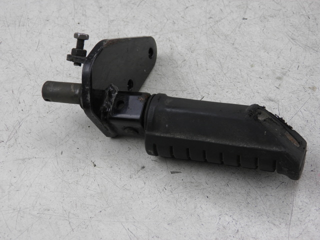 photo de FRONT RIGHT FOOTREST MOUNT SUZUKI GZ MARAUDER 125 (1998 - 2004)