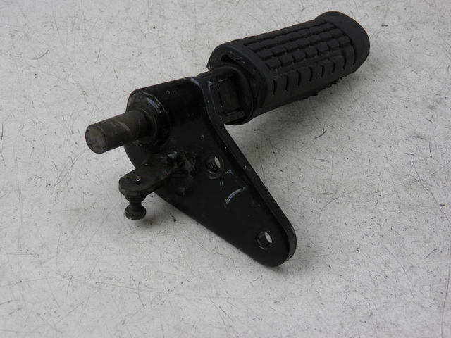 photo de FRONT RIGHT FOOTREST MOUNT SUZUKI GZ MARAUDER 125 (1998 - 2004)