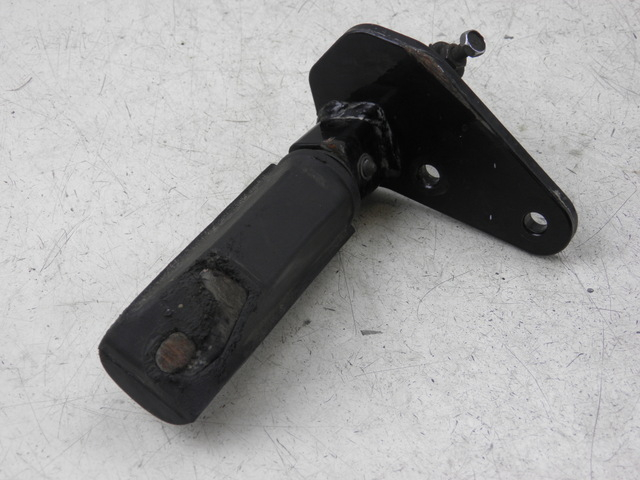 photo de FRONT RIGHT FOOTREST MOUNT SUZUKI GZ MARAUDER 125 (1998 - 2004)