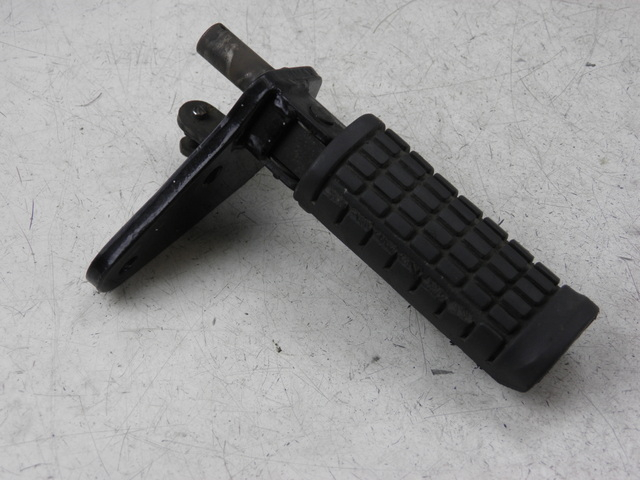 photo de FRONT RIGHT FOOTREST MOUNT SUZUKI GZ MARAUDER 125 (1998 - 2004)