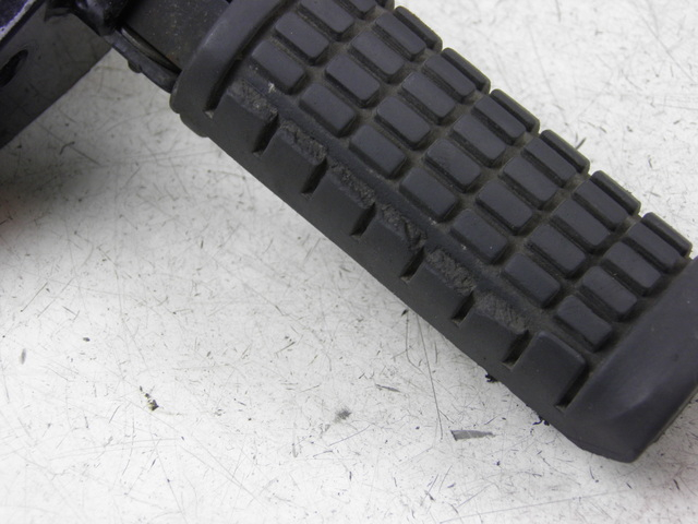 photo de FRONT RIGHT FOOTREST MOUNT SUZUKI GZ MARAUDER 125 (1998 - 2004)