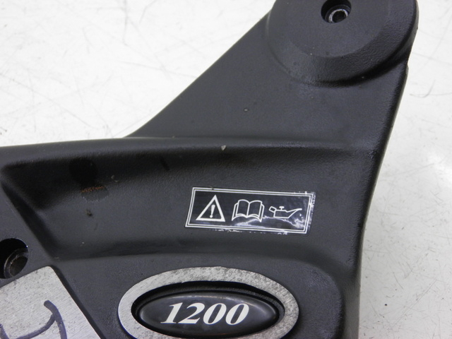 photo de FRONT RIGHT FOOTREST MOUNT TRIUMPH TROPHY 1200 (1996 - 2003) - Component detail