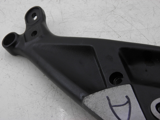 photo de FRONT RIGHT FOOTREST MOUNT TRIUMPH TROPHY 1200 (1996 - 2003) - Zoom on usage condition