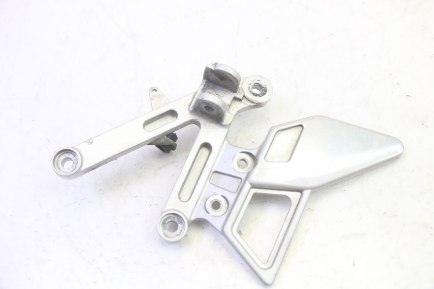 photo de FRONT RIGHT FOOTREST MOUNT YAMAHA TZR 50 (2008 - 2016) - Component detail