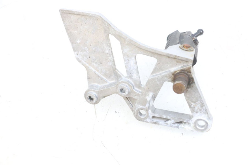 photo de FRONT RIGHT FOOTREST MOUNT DAELIM VJ ROADWIN FI 125 (2008 - 2017) - Alternative perspective