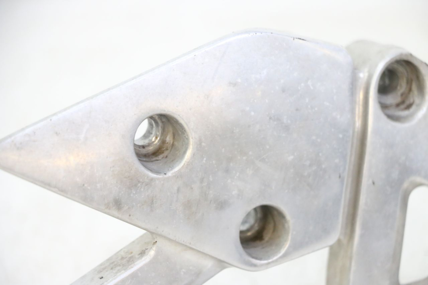 photo de FRONT RIGHT FOOTREST MOUNT YAMAHA XJN DIVERSION 600 (2000 - 2003)