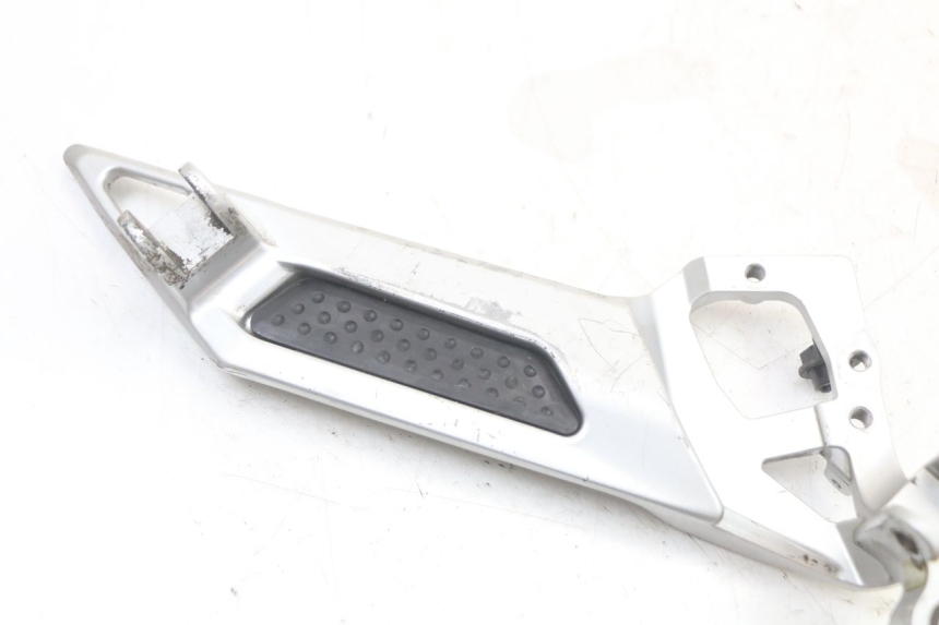 photo de FRONT RIGHT FOOTREST MOUNTING PLATE YAMAHA FJR ABS 1300 (2006 - 2012)