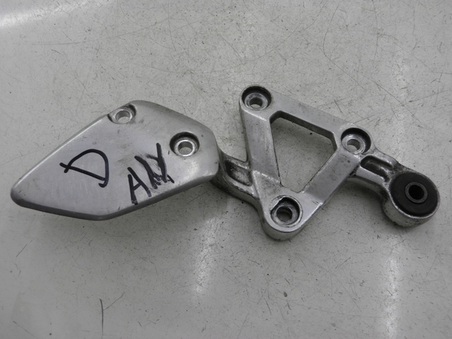 photo de RIGHT FRONT FOOTREST BRACKET YAMAHA FZS FAZER 600 (1998 - 2001)