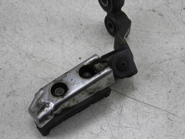 photo de FRONT RIGHT FOOTREST MOUNT YAMAHA XJ F 900 (1983 - 1994)