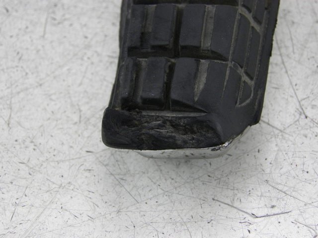 photo de FRONT RIGHT FOOTREST MOUNT YAMAHA XJ F 900 (1983 - 1994)