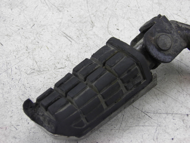 photo de FRONT RIGHT FOOTREST MOUNT YAMAHA XJ F 900 (1983 - 1994)