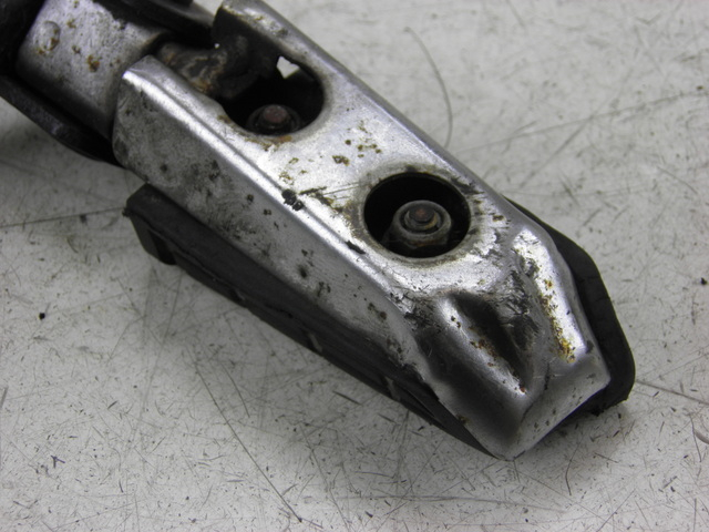 photo de FRONT RIGHT FOOTREST MOUNT YAMAHA XJ F 900 (1983 - 1994)