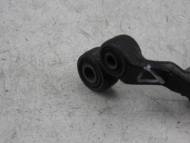 photo de FRONT RIGHT FOOTREST MOUNT YAMAHA XJ F 900 (1983 - 1994)