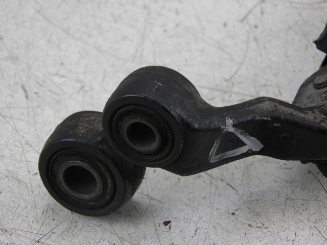 photo de FRONT RIGHT FOOTREST MOUNT YAMAHA XJ F 900 (1983 - 1994)