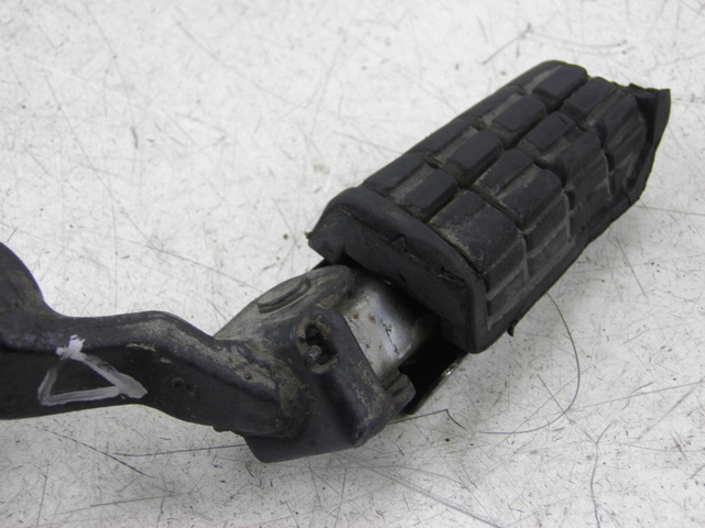 photo de FRONT RIGHT FOOTREST MOUNT YAMAHA XJ F 900 (1983 - 1994)