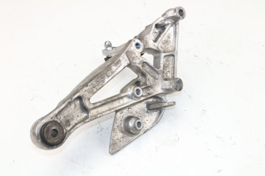 photo de FRONT RIGHT FOOTREST MOUNT YAMAHA XJN DIVERSION 600 (2000 - 2003)