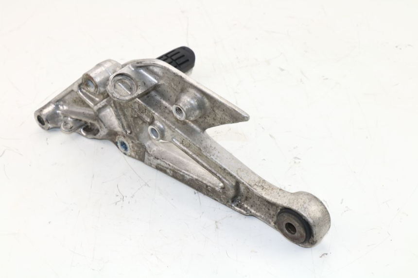 photo de FRONT RIGHT FOOTREST MOUNT YAMAHA XJN DIVERSION 600 (2000 - 2003)