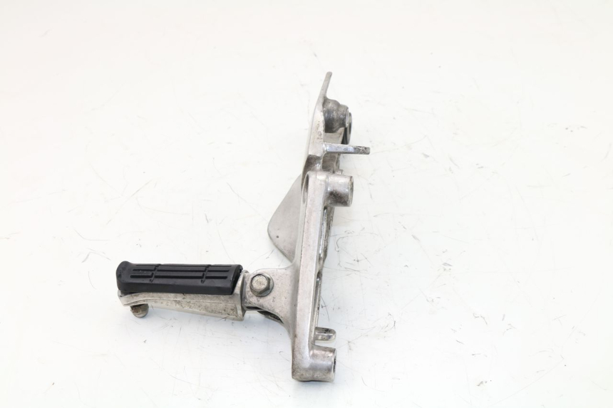 photo de FRONT RIGHT FOOTREST MOUNT YAMAHA XJN DIVERSION 600 (2000 - 2003)