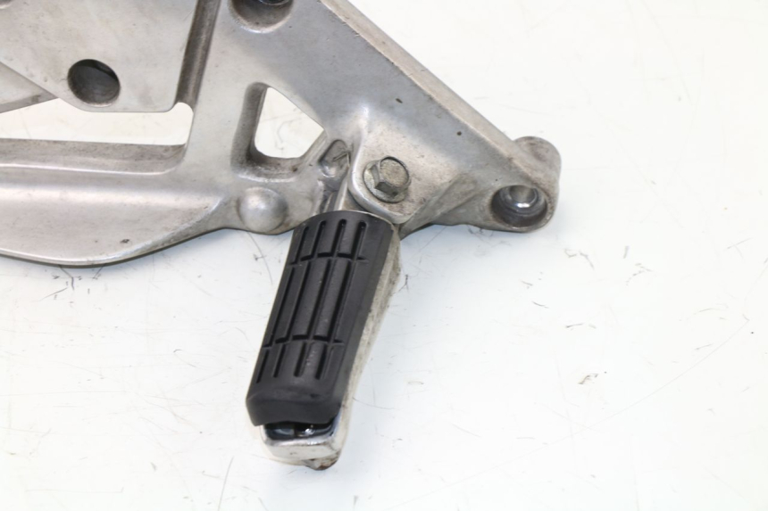 photo de FRONT RIGHT FOOTREST MOUNT YAMAHA XJN DIVERSION 600 (2000 - 2003)