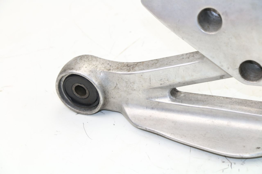 photo de FRONT RIGHT FOOTREST MOUNT YAMAHA XJN DIVERSION 600 (2000 - 2003)