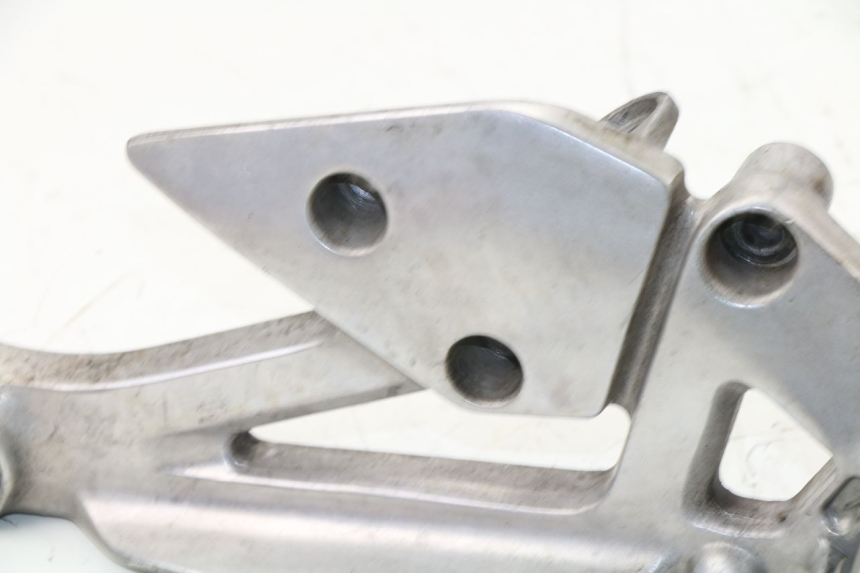photo de FRONT RIGHT FOOTREST MOUNT YAMAHA XJN DIVERSION 600 (2000 - 2003)